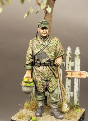 S2KW093 - German soldier in Zeltbahn.
